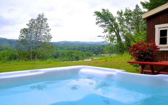 Spa privé chalet vacances Gros Pin pour famille 2 à 6 personnes au bord de la rivière Saint-Maurice Mauricie