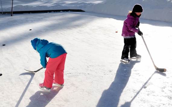 Patinoire Domaine McComick accessible à pied gratuit avec location chalet en bois Pignon Nord Chalets Booking