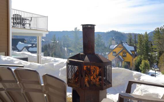 Foyer extérieur avec bois chauffage inclus chalet vue sur les montagnes Saint-Côme