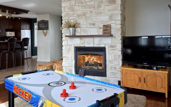 Table de jeux chalet vacances en location 4 saisons chalet de La Montagne Chalets Booking