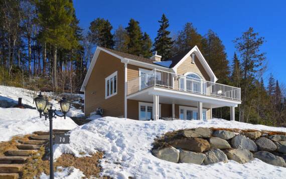 Chalet in the mountain for rent all equiped with private jaccuzi less than 500 meters from the alpine ski slopes Val-Saint-Come