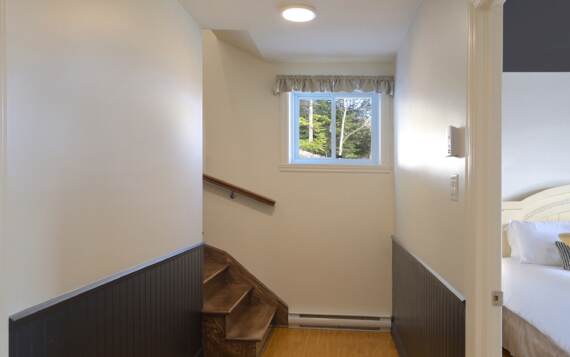 Escalier salle bain principale et deux chambres tout équipée à l'année chalet à louer solo, 2 ou 4 personnes