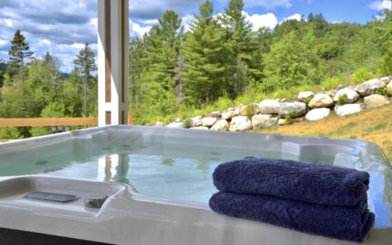 Spa privé ouvert à l'année avec location chalet vacances de La Montagne pour 2 ou 6 personnes