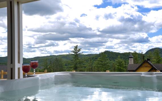 Private Hot tub cottage to rent de La Montagne St-Come four seasons full equiped