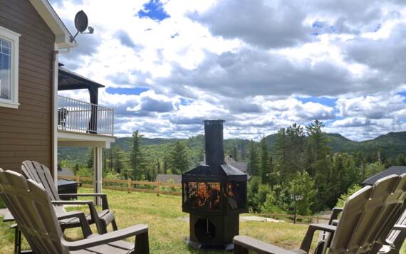 Foyer extérieur chalet à louer de La Montagne St-Côme Lanaudière avec spa privé superbe vue