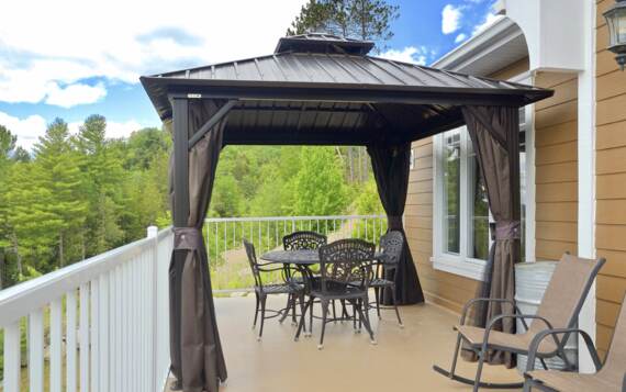 Terrasse avec abri rigide et ensemble patio chalet à louer tout équipé pour 2 à 4 personnes de La Montgagne