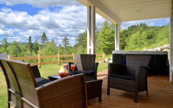 Terrasse couverte chambre des maîtres avec spa privé chalet à louer de La Montagne pour 2 à 4 personnes 4 saisons tout équipé