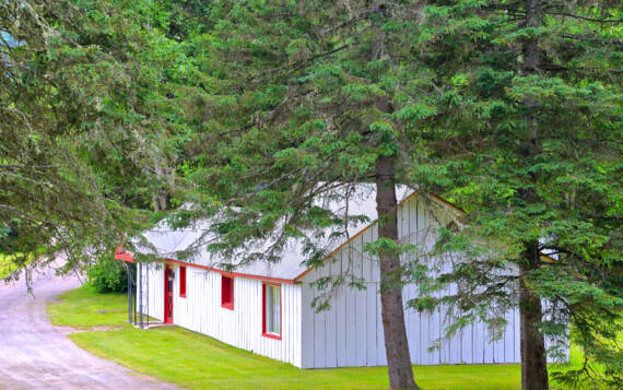 Chalet Lafontaine en bois à louer pour personne seule ou couple avec spa privé et accès à la rivière Saint-Maurice Domaine McCormick