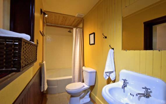 Salle de bain avec douche chalet à louer pour personne seule ou couple Lafontaine Mauricie