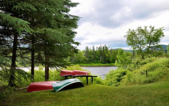 Canots disponible avec location chalet en bois Pignon sud au bord de la rivière Saint-Maurice