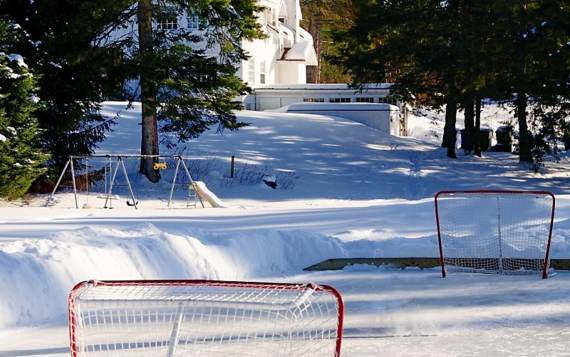 Patinoire Domaine McCormick accessible gratuitement avec location chalet Le Gardien Mauricie