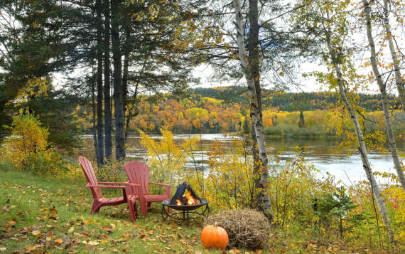 Foyer extérieur avec bois inclus chalet en location tout équipé bord de l'eau Mauricie
