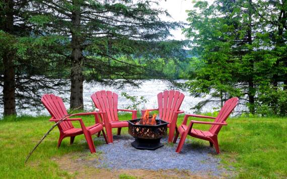 Foyer extérieur et bois chauffage inclus chalet en location au bord de l'eau Le Pignon Nord Mauricie