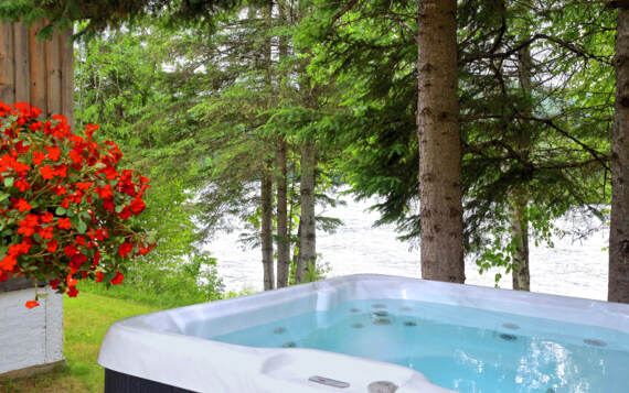 Spa privé chalet vacances Pignon Nord tout équipé au bord de l'eau Mauricie