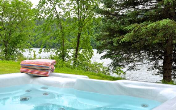 Jacuzzi privé chalet vacances Pignon Nord Domaine McCormick Mauricie 