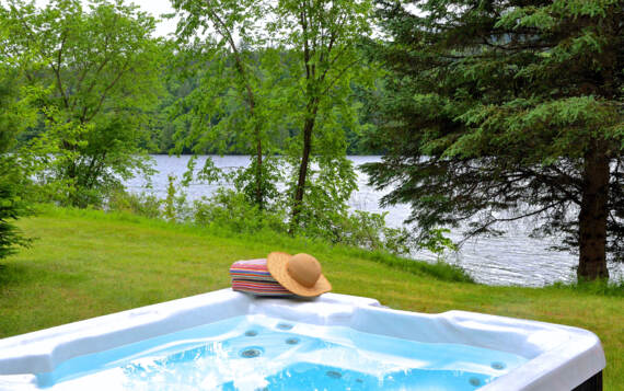 Jacuzzi privé chalet en bois Pignon Nord au bord de l'eau tout équipé 4 saisons Domaine McCormick