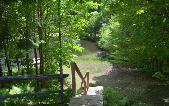 Accès privé au petit lac chalet en bois rond à louer tout équipé Lanaudière Chalets Booking