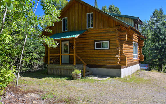 Chalet vacances en bois rond à louer pour 2 à 4 personnes au bord d'un petit lac Lanaudière Chalets Booking