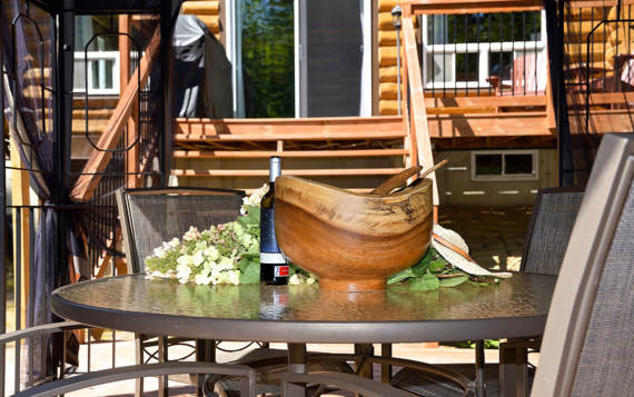 Terrasse avec abri toit rigide chalet bois rond avec spa privé et sauna sec privé Le Rustique Chalets Booking