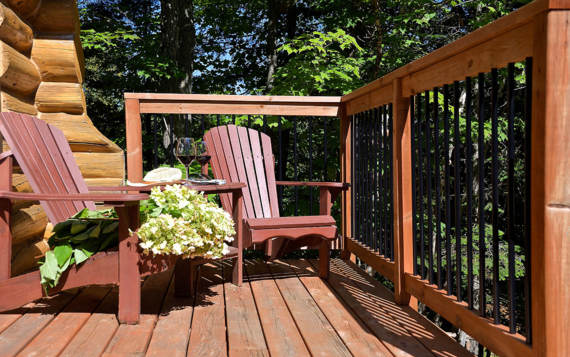 Terrasse arrière vue sur l'eau chalet vacances en bois rond Le Rustique Lanaudière Chalets Booking