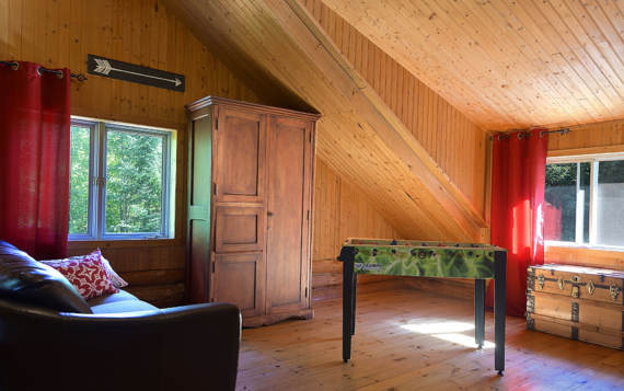 Salle de jeu mezzanine avec table de soccer chalet en location 4 saisons