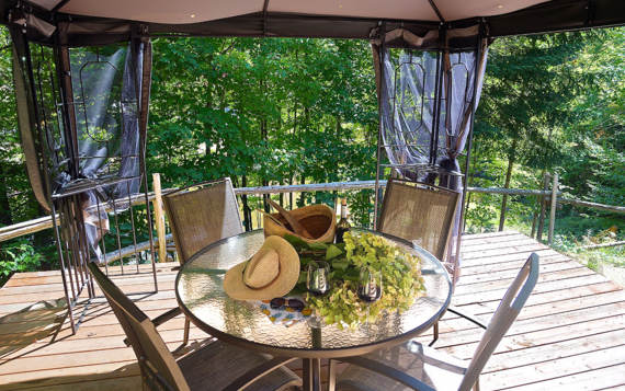 Terrasse avec toit rigide ensemble patio et vue sur le lac chalet au bord de l'eau Le Rustique