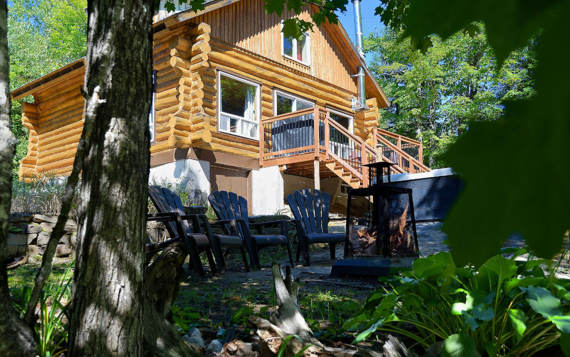 Chalet de bois rond vue sur l'eau Lanaudière