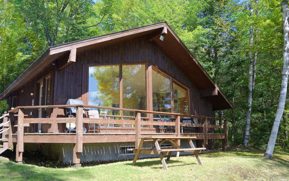 Chalet à louer en bois pour 2 à 4 personnes avec spa et sauna sec privés et vue sur l'eau Laurentides  Chalets Booking