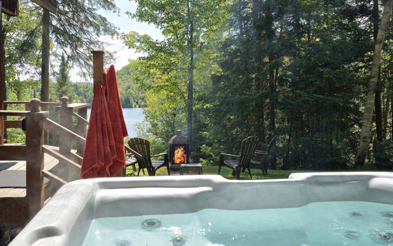 Hot tubs cottage to rend Laurentides Chalets Booking lake view  Le Sariane for 2 or 4