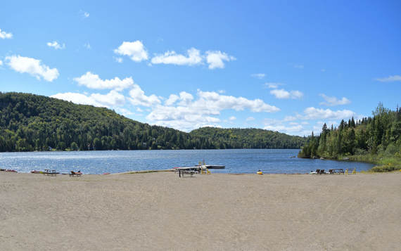 Plage Domaine privé accessible à pied du chalet vacances le Sariane avec location Laurentides