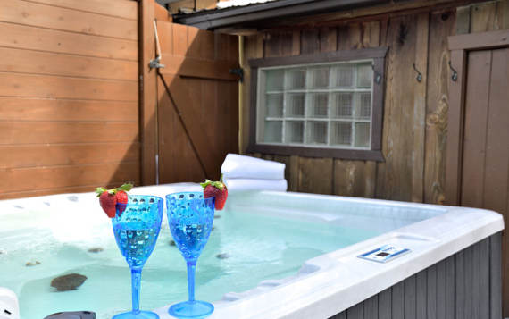 Private hot tubs cottage to rent 4 seasons all included Domaine McCormick Chalets Booking 