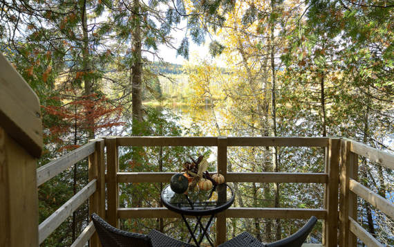 Terrasse privée avec vue sur la rivière chalet pour personne seule ou deux personnes Lafontaine Mauricie Chalets Booking