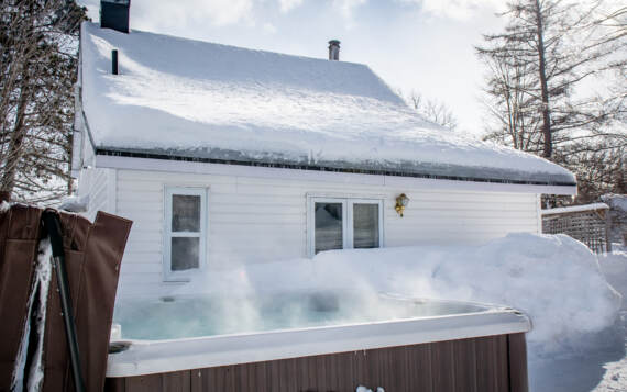 Spa privé chalet vacances pour personne solo ou couple La Villageoise Ile Orleans