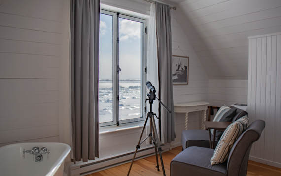 Chambre des maîtres avec bain sur pattes et vue sur l'eau chalet vacances pour deux