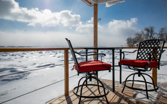 Terrasse au bord du fleuve chalet vacances Le Littoral pour personne seule ou couple tout équipé