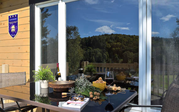 Terrasse chalet vacances en bois Le Vacancier avec ensemble patio et vue sur l'eau Chalets Booking Lanaudière