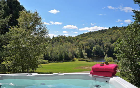 Private jacuzzi cottage to rent lake view Le Vacancier Chalets Booking Lanaudiere