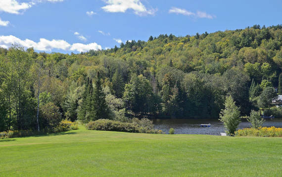 Plage devant le chalet de bois pour 2 en location Le Vacancier Lanaudière