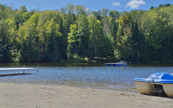 Plage devant le chalet Vacancier en location 4 saisons pour personne seule ou couple tout équipé