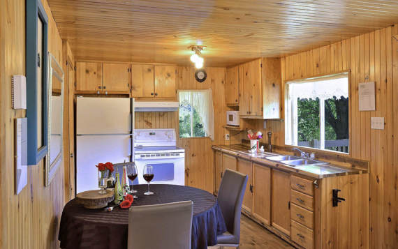 Cuisine tout équipée chalet à louer pour personne seule ou en couple avec vue sur l'eau Lanaudière