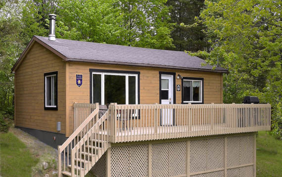 Chalet en bois à louer avec vue sur l'eau pour personne seule ou couple avec spa et sauna sec privés Lanaudière Chalets Booking