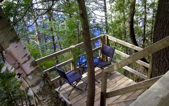 Terrasse privée au bord de la rivière Saint-Maurice accessible à pied du chalet en location Lafontaine Domaine McCormick Mauricie