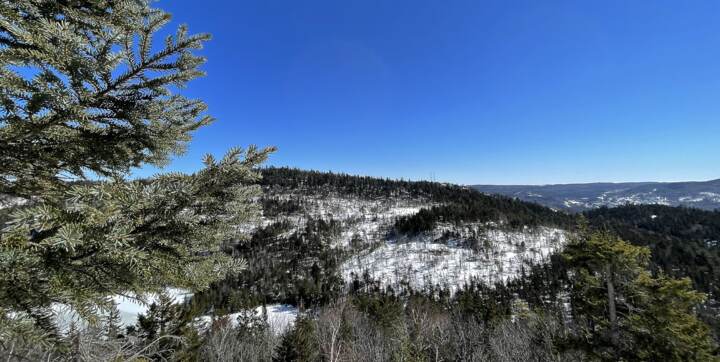 Vue sur les montagnes à partir d'une piste du sentier National des Contreforts accessible à pied du chalet à louer de La Montagne Chalets Booking Lanaudière