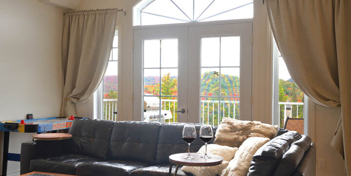 Salon avec accès à la terrasse très ensoleillé du chalet à louer de La Montagne Lanaudière Chalets Booking