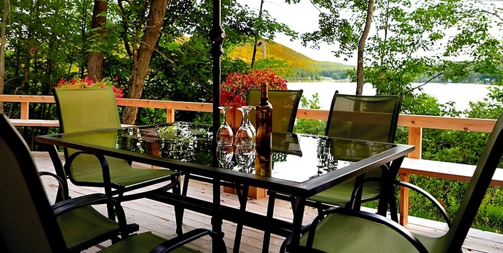 Terrasse chalet à louer vue sur l'eau Estrie Chalet U