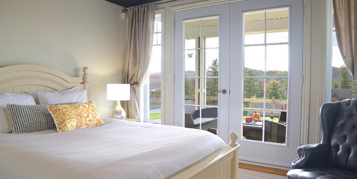 Chambre des maîtres avec vue sur les montagnes et accès terrasse couverte et spa privé Chalets Booking