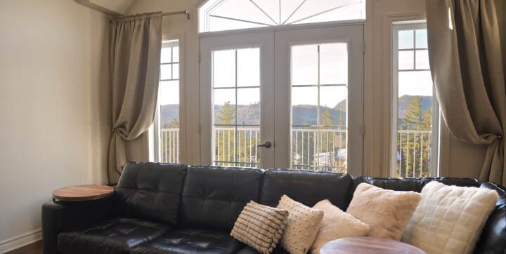 Salon avec foyer au propane chalet de La Montagne en location avec une vue magnifique sur les montagnes à 400 mètres de la piste Val-Saint-Côme
