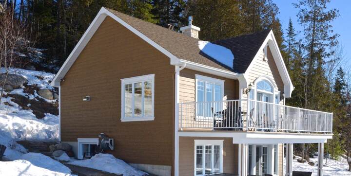 Chalet en location à la montagne tout équipé avec spa privé situé à moins de 500 mètres d'une piste de ski alpin Val-Saint-Côme