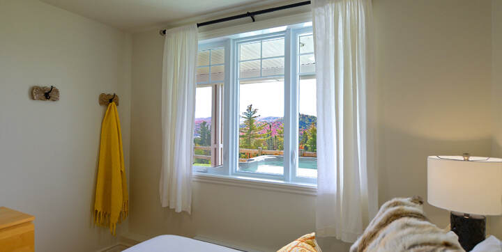 Chambre avec grand lit (queen) literie propre blanche incluse avec location chalet vacances de La Montagne Lanaudière