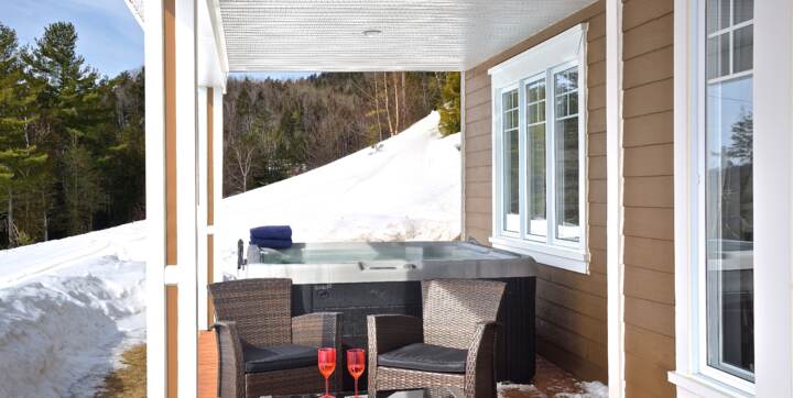 Spa privé avec terrasse au dessus chalet de La Montagne pour personne seule, amoureux ou famille Chalets Booking Lanaudière